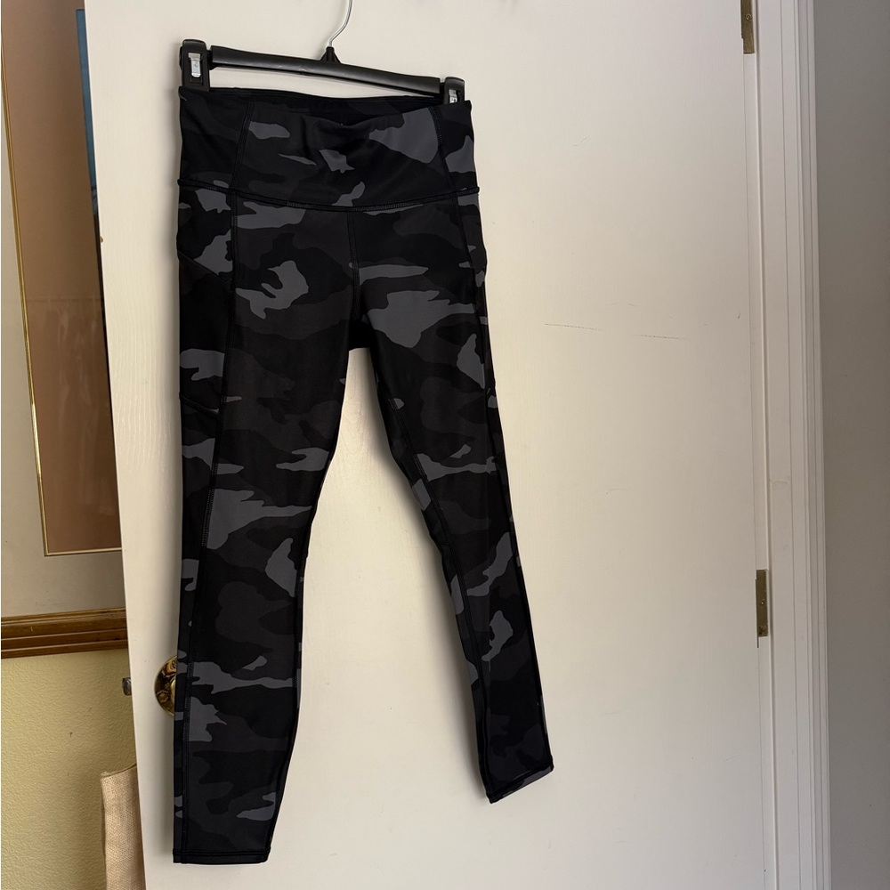 Athleta black & gray Camo Contender Tight Size XS,. Like new